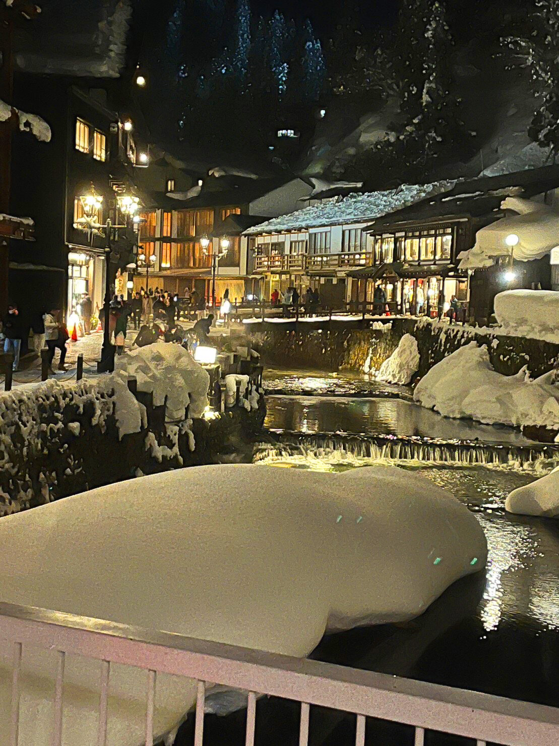 雪に覆われている銀山温泉のサムネイル画像