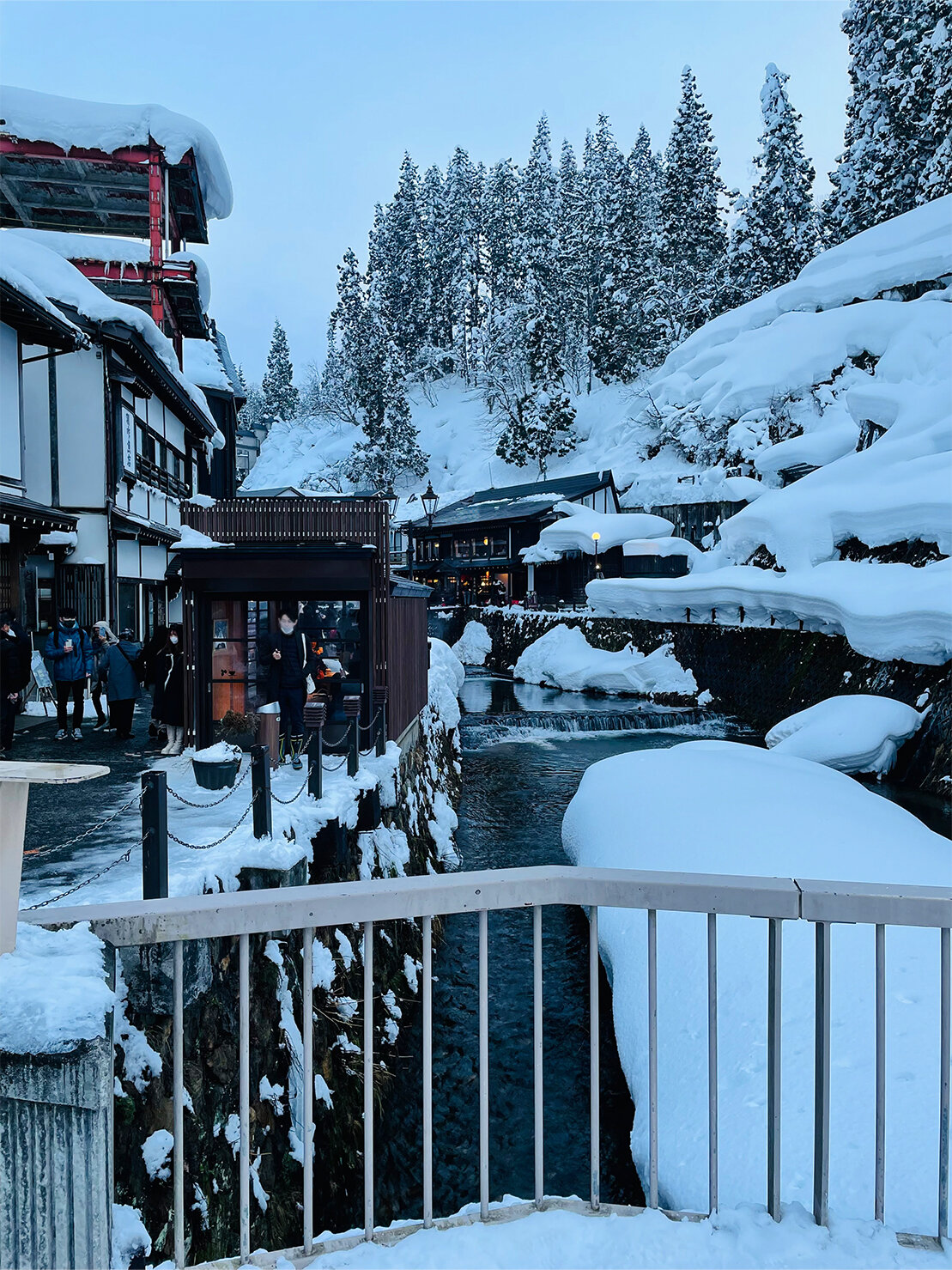 昼間の銀山温泉の写真